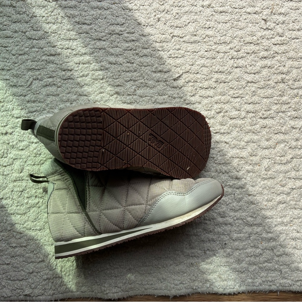Teva Re-emberWomen's Quilted Ankle Booties in Light Gray and Brown